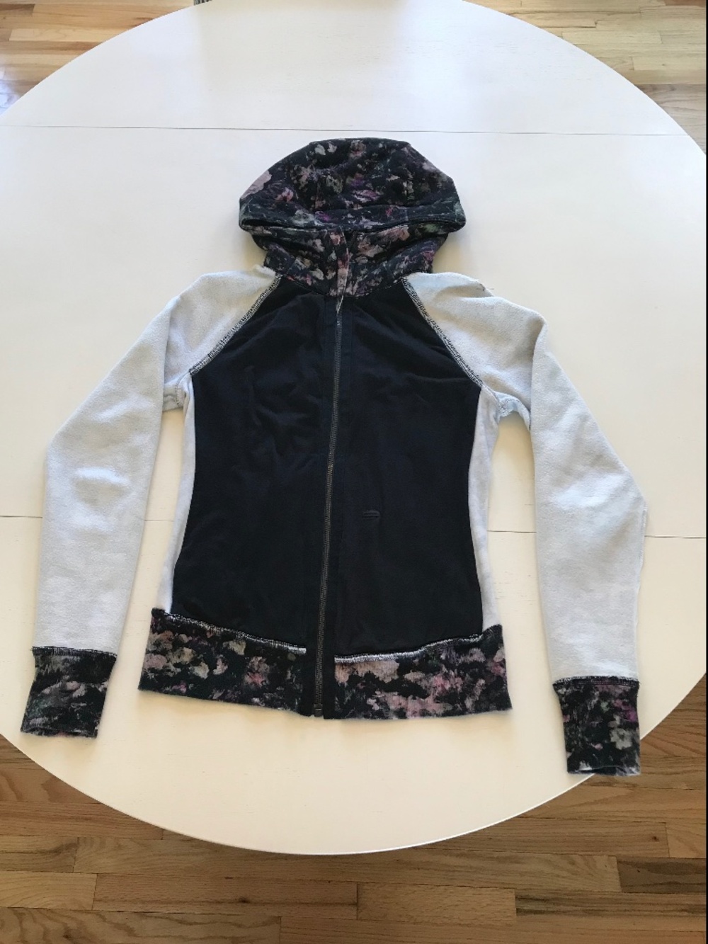 LULULEMON BLACK FLORAL GRUNGE LONG ZIP UP SCUBA HOODIE - Picture 10 of 12